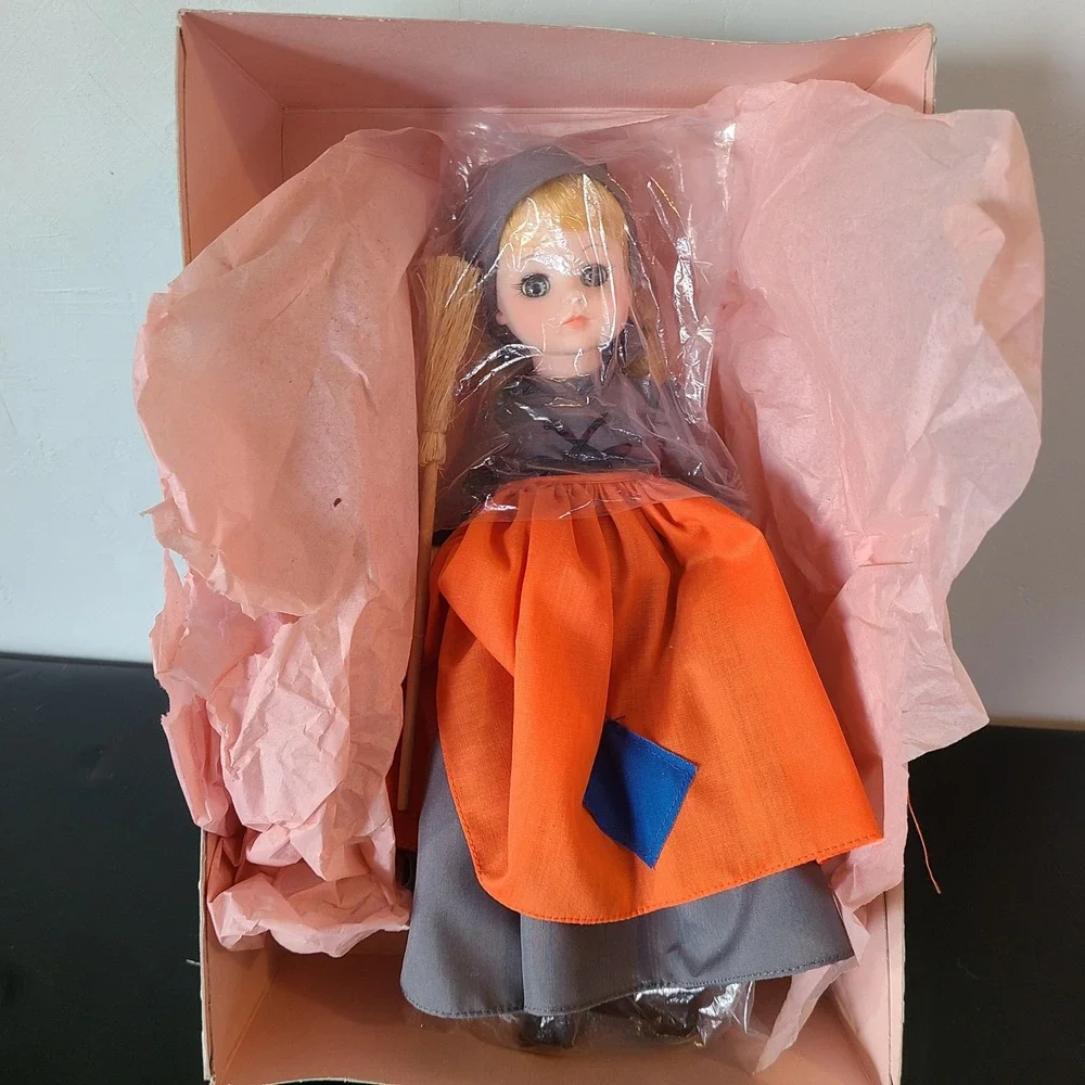 Madame Alexander Cinderella Poor Girl Doll Girl 8in Grey/Orange‎ Vintage
